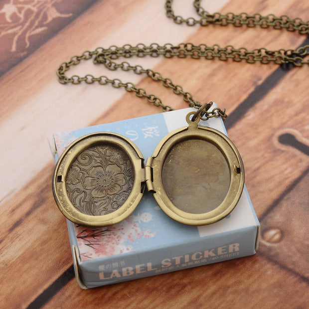 Retro Carved Geometric Necklace